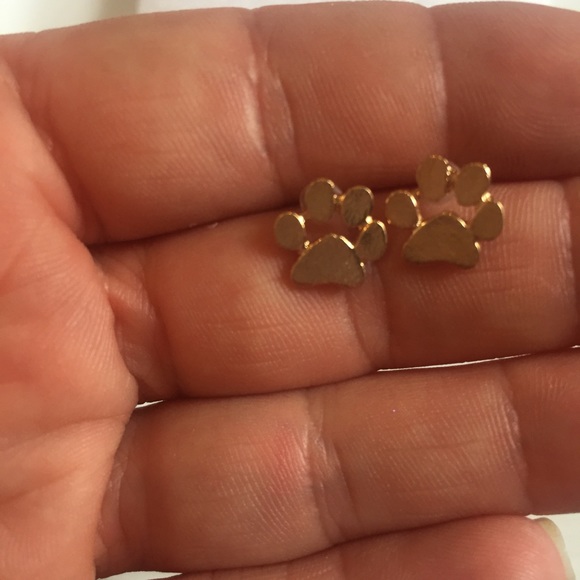 🐾 Sweet paw stud metallic earrings available in gold rose gold or silver - Picture 6 of 7